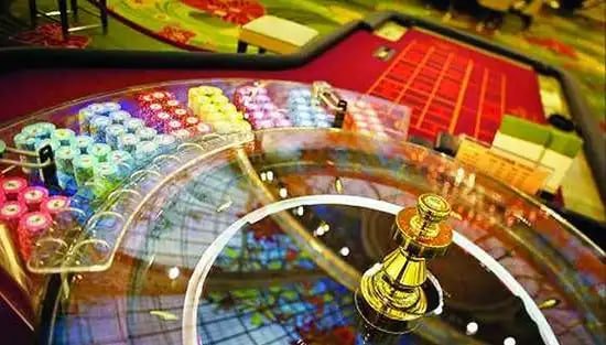 Antarmuka aplikasi mobile klik11 menampilkan tabel live dealer dengan kontrol pemain